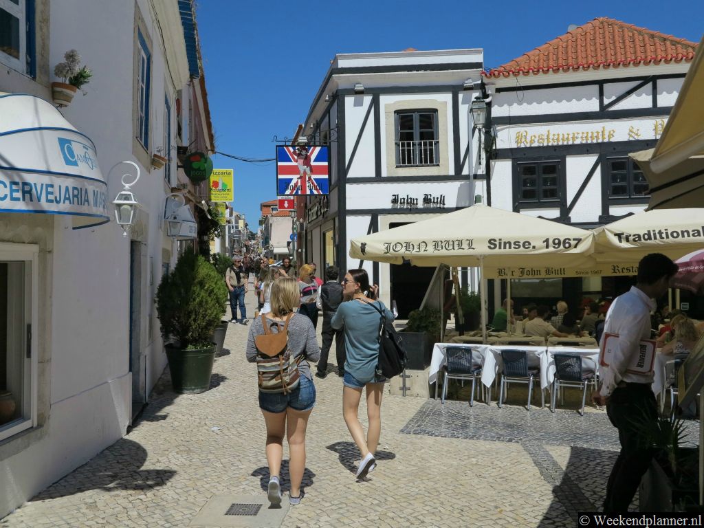 Als je bij het plein Luis de Camões een hotel, appartement of hostel overnacht ben je dichtbij het strand en bij de winkelstraten van Cascais. Tip: Vakantie in Cascais.